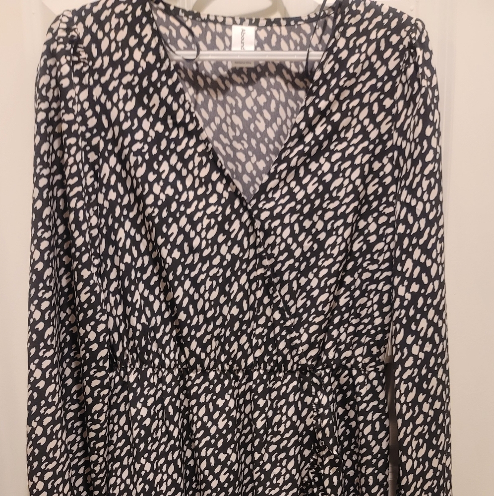 Around M dress. Back and white animal.